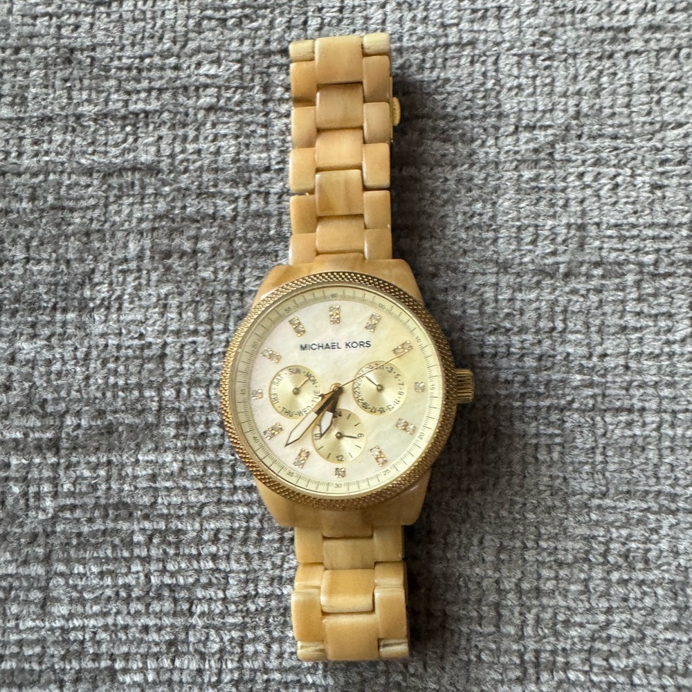 Michael Kors women’s watch.  It is in very good condition. Just needs battery.